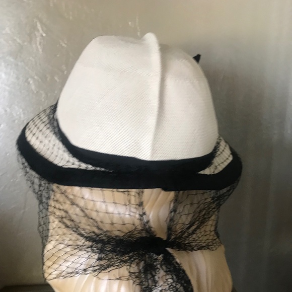 SPLENDID 1930s\' OFF-WHITE COLORED HAT WITH CREASED CROWN, SQUARED OFF FRONT BRIM main image 9